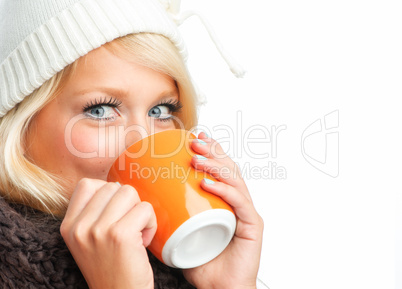 Blonde Frau trinkt aus Tasse
