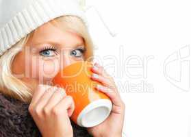 Blonde Frau trinkt aus Tasse