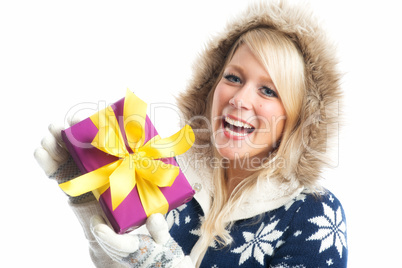 Blonde Frau hält ein Geschenk