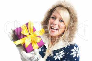 Blonde Frau hält ein Geschenk