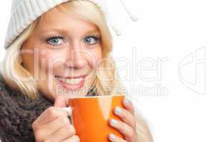 Blonde Frau hält Tasse