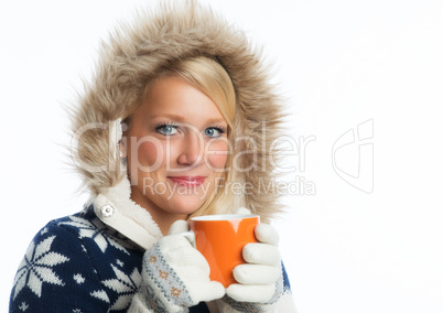 Blonde Frau hält Tasse