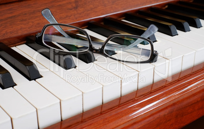 Piano and glassess