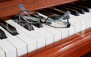 Piano and glassess
