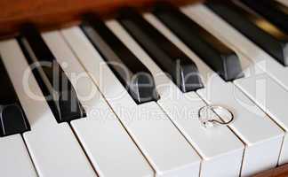 piano and ring