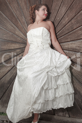 Schöne Braut in einem eleganten geschichteten Kleid