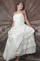 Schöne Braut in einem eleganten geschichteten Kleid