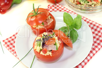 Gefüllte Tomaten mit Nudelsalat und Kresse