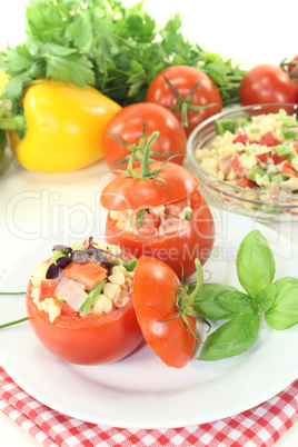 Gefüllte Tomaten mit Nudelsalat