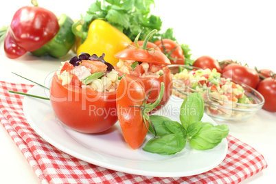 Gefüllte Tomaten mit Nudelsalat und Paprika