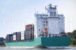 Containerschiff auf dem Nord-Ostsee-Kanal in Kiel, Deutschland