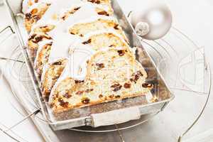 stollen kuchen für weihnachten auf metallenem tablet