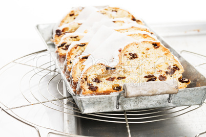 weihnachtsstollen auf metallenem tablett