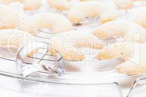 vanille kipferl auf kuchengitter