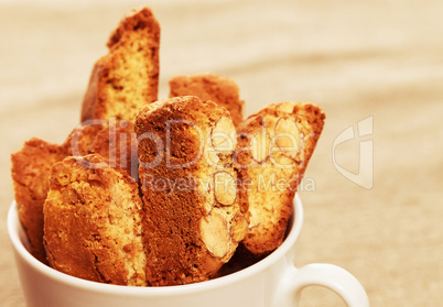 cantuccini kekse in einer kaffee tasse