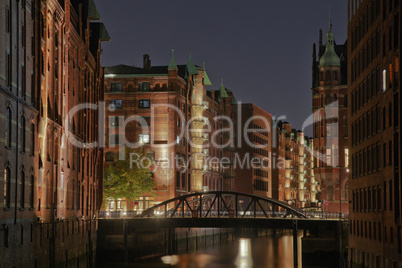 In der Speicherstadt in Hamburg am Abend