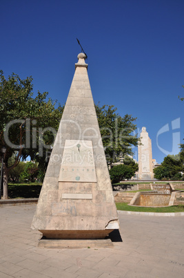 sonnenuhr und denkmal in palma, mallorca