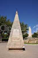 sonnenuhr und denkmal in palma, mallorca