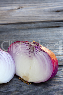 Nahaufnahme aufgeschnittene rote Zwiebel