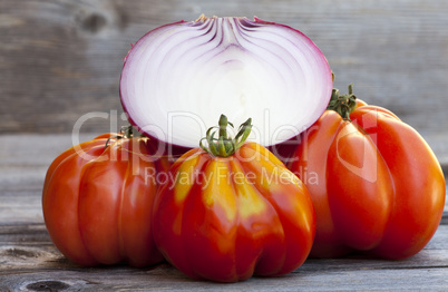 Drei Coeur de Boeuf Tomaten und eine halbe Zwiebel