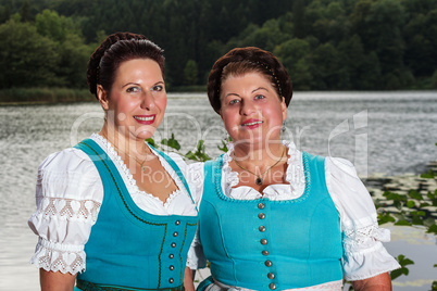 Zwei glückliche Damen in bayerischen Dirndln