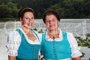 Zwei glückliche Damen in bayerischen Dirndln
