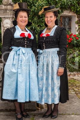 zwei charmante damen in traditionellen  dirndl / schalk