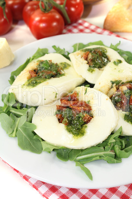 gefüllter Mozzarella mit Rucola