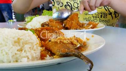 CUTTING AND SPLITTING UP A PIECE OF FRIED CHICKEN. (SPLITING A FRIED FISH)