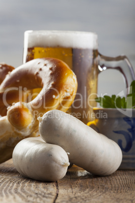Bayerische Weißwurst mit Bretze und Bier