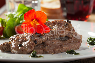 Gegrilltes Steak mit Kapuzinerkresseblüten