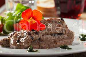Gegrilltes Steak mit Kapuzinerkresseblüten