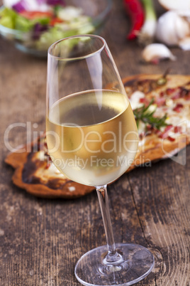 Weißwein und Flammkuchen