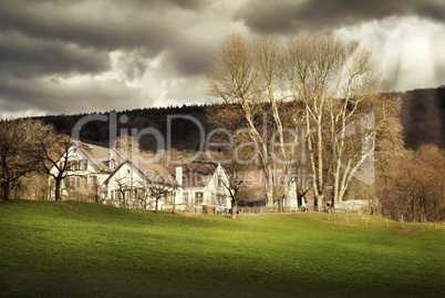 Landschaft mit Bauernhof bei dramatischem Licht