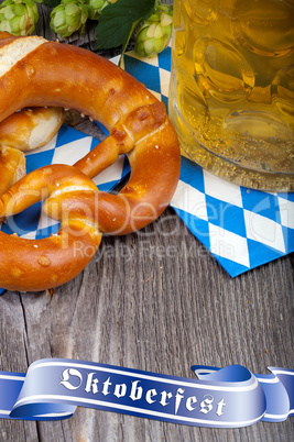 Bier Seidel, Hopfen und Brezeln - Oktoberfest