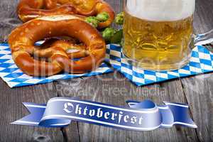 Bier Seidel, Hopfen und Brezeln - Oktoberfest