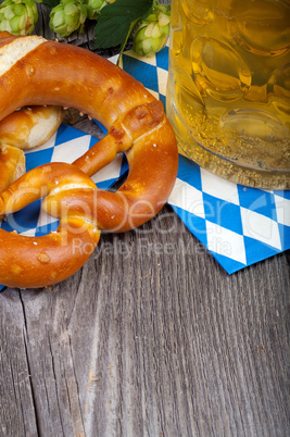 Bier Seidel, Hopfen und Brezeln - Oktoberfest