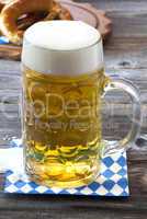 Großes kühles Glas Bier auf einer Serviette