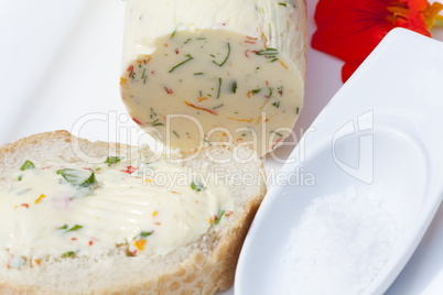 Kapuzinerkresse Kräuterbutter auf Baguette