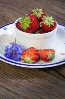 Erdbeeren und Kornblume