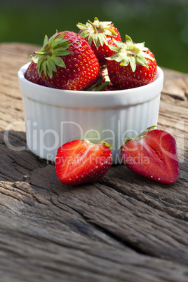 Süße Erdbeeren in einer Schale