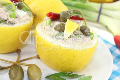 gefüllte Zitronen mit Thunfisch-Creme und Kapern