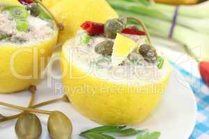 gefüllte Zitronen mit Thunfisch-Creme und Kapern