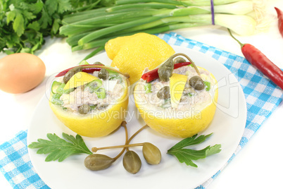 gefüllte Zitronen mit Thunfisch-Creme, Kapern und Ei