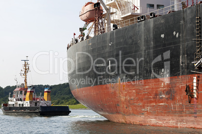 Tanker und Schlepper auf dem Nord-Ostsee-Kanal in Kiel, Deutschl