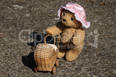 Teddybär mit Puppenwagen