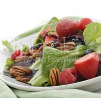 spring salad with berries and peanuts