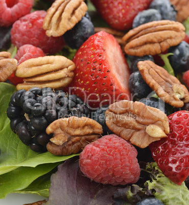 spring salad with berries and peanuts