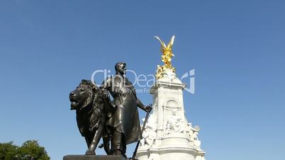 The Victoria Memorial, Buckingham Palace, London. BUCKINGHAM PALACE--5a