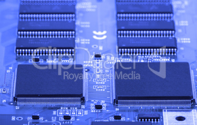 Microcomputer Platine in Monochrome Blau